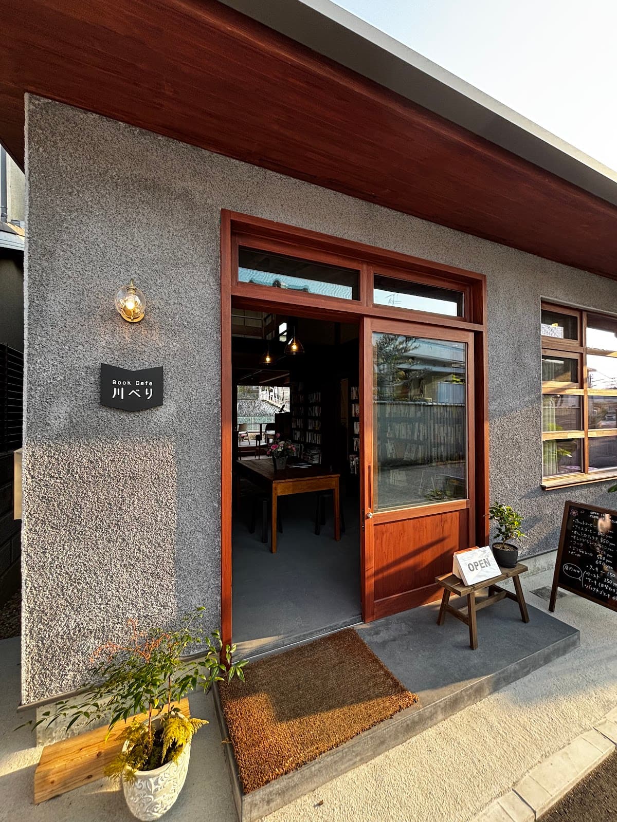 Book Cafe 川べり 店舗写真 1