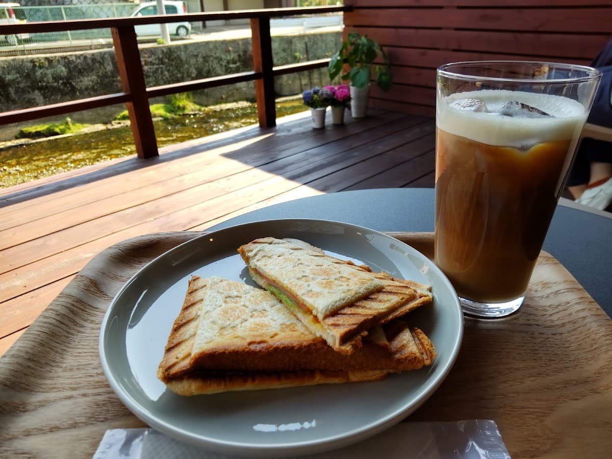 Book Cafe 川べり 店舗写真 2